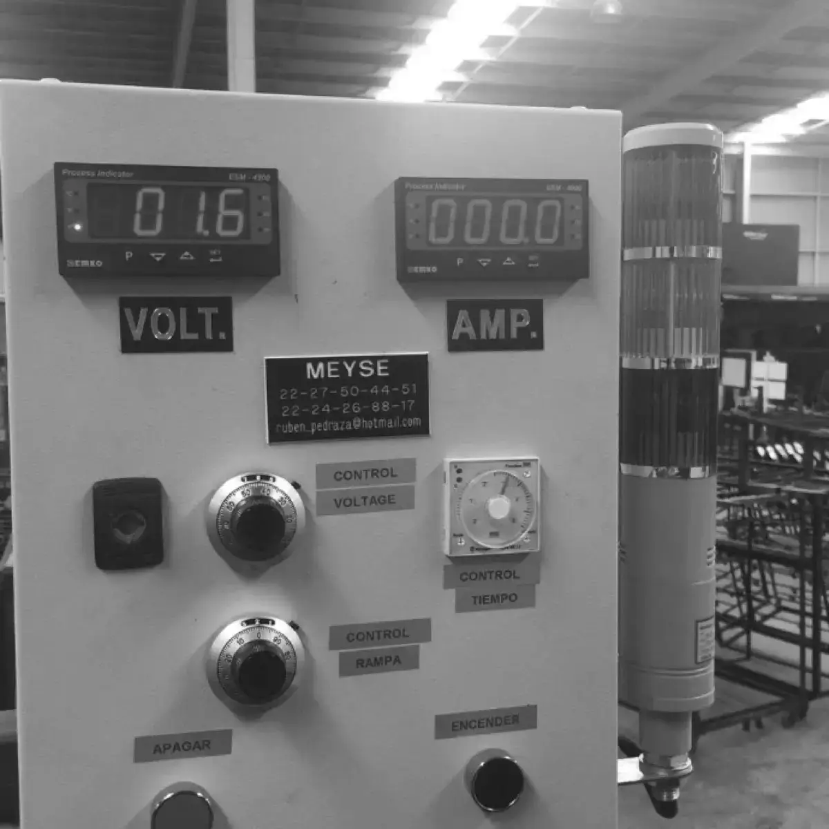 Carátula de control de un equipo Meyse: indicadores digitales de voltaje y corriente, perillas de control de voltaje y de rampa, temporizador y torreta de señalización.