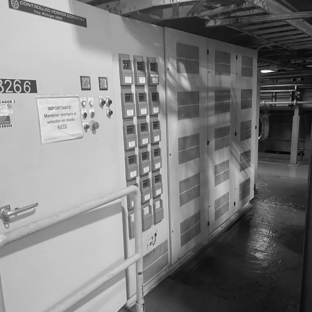 Rectificador en operación junto a una línea de producción, con su carátula de control