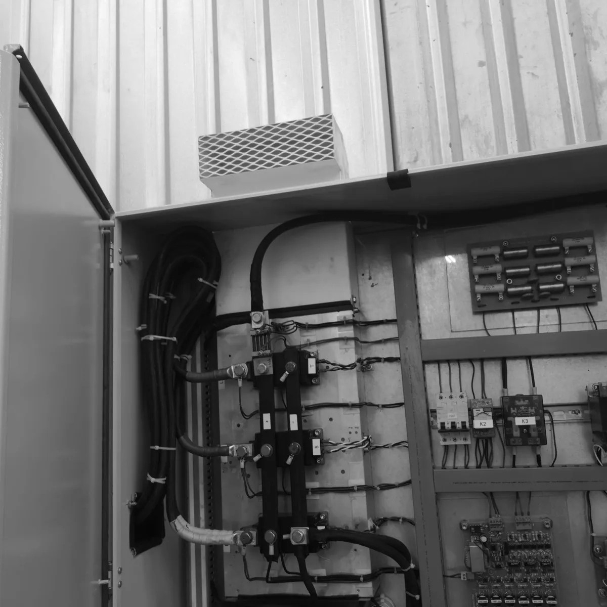 Interior de un gabinete con el cableado de potencia acomodado y sus canalizaciones