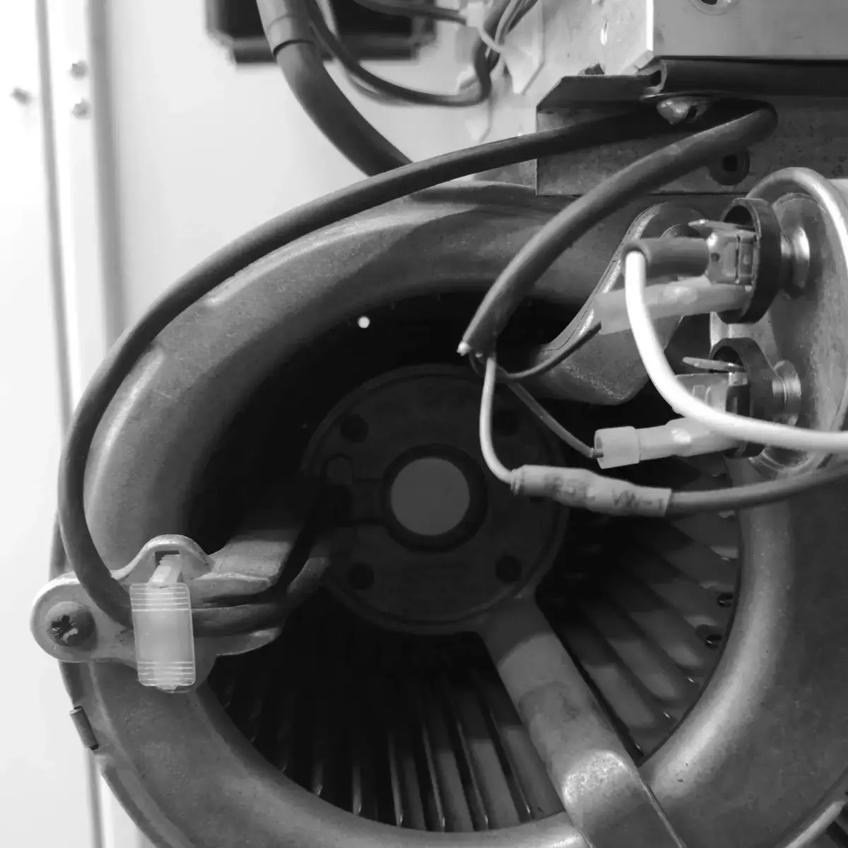 Ventilador centrífugo del gabinete, con su cableado de alimentación conectado en terminales.