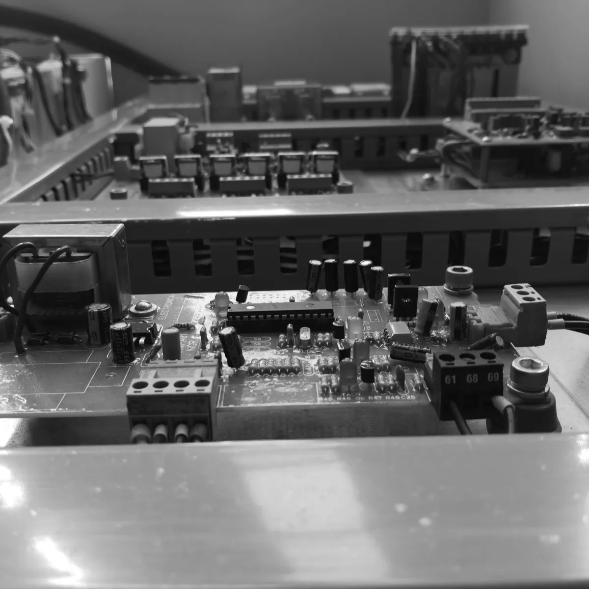Tarjetas electrónicas de control de diseño propio, montadas en el equipo