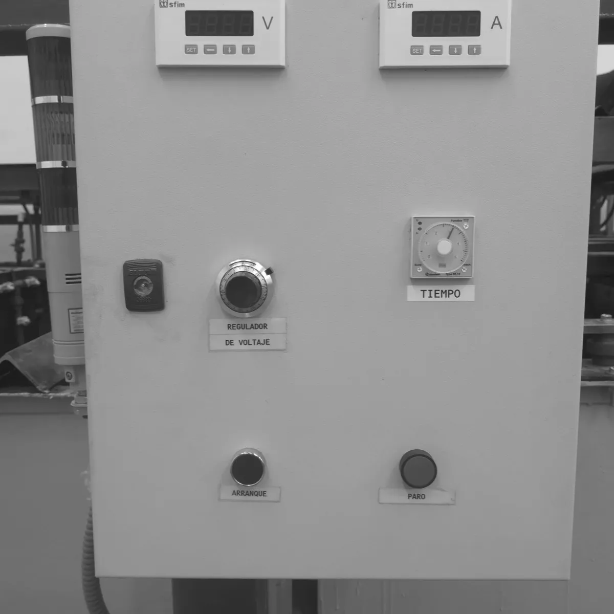 Carátula de control con indicadores digitales de voltaje y corriente, temporizador y botonera