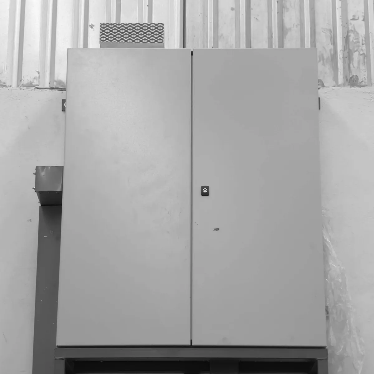 Gabinete de rectificador cerrado, con su ventilación superior