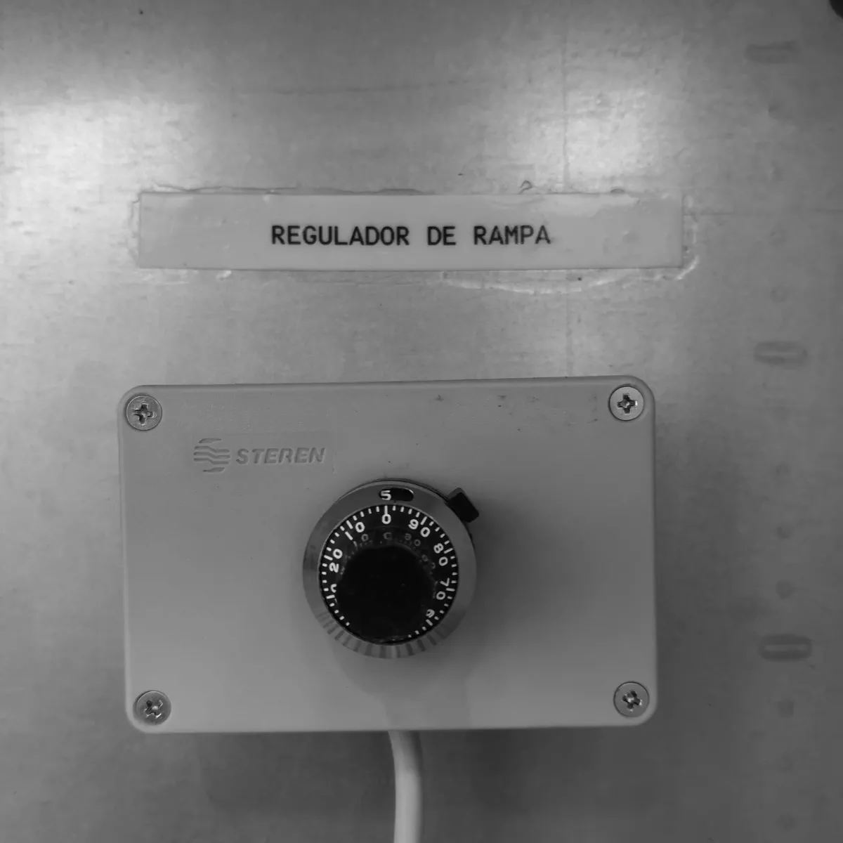 Regulador de rampa de voltaje, rotulado, en la puerta de un gabinete