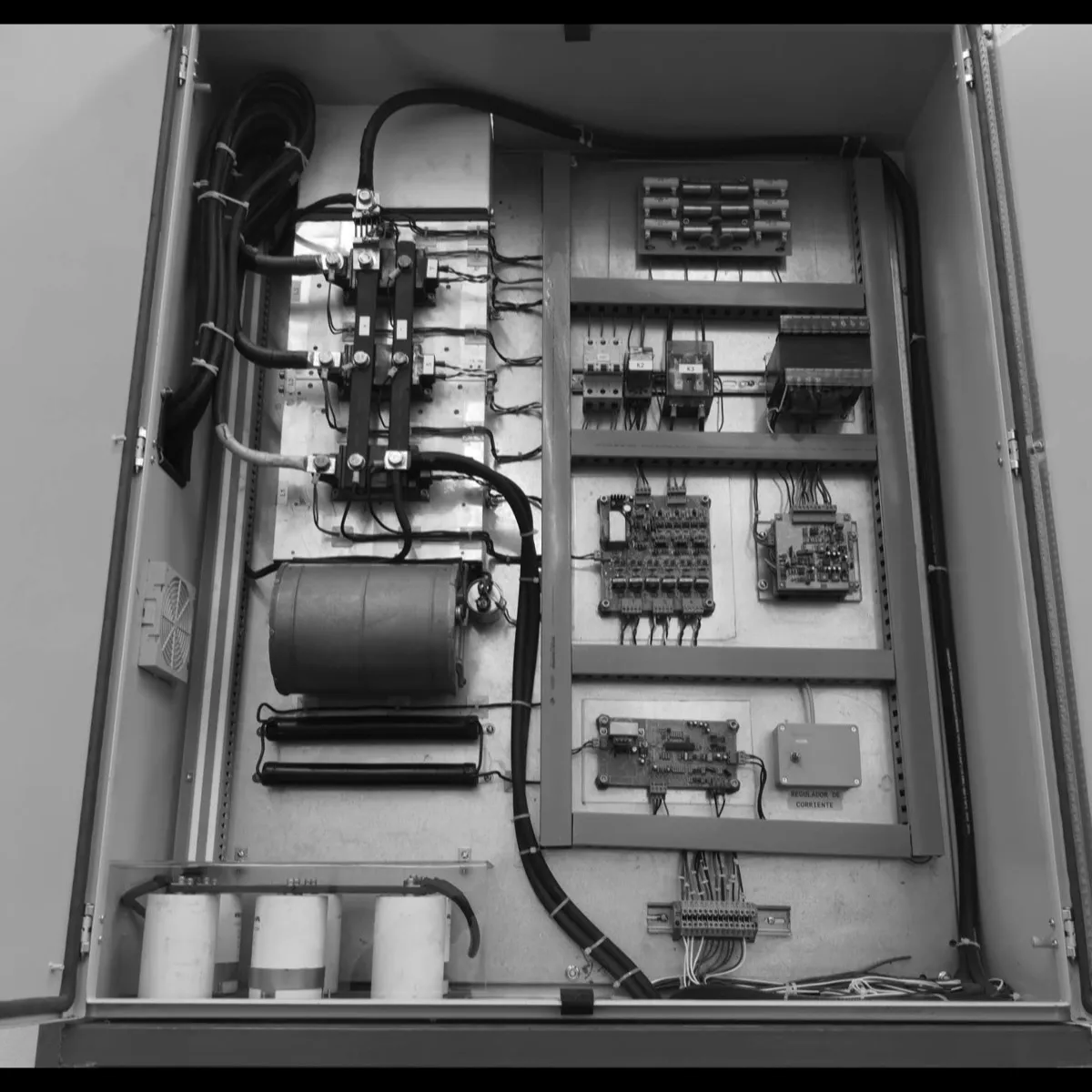 Interior completo de un rectificador: potencia, control y protecciones en un mismo gabinete