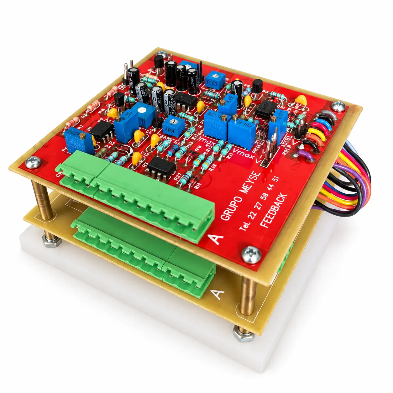 Dibujo técnico de una tarjeta electrónica de control de diseño propio: trazado de pistas, disipador, capacitores, circuitos integrados y bornera de conexión.
